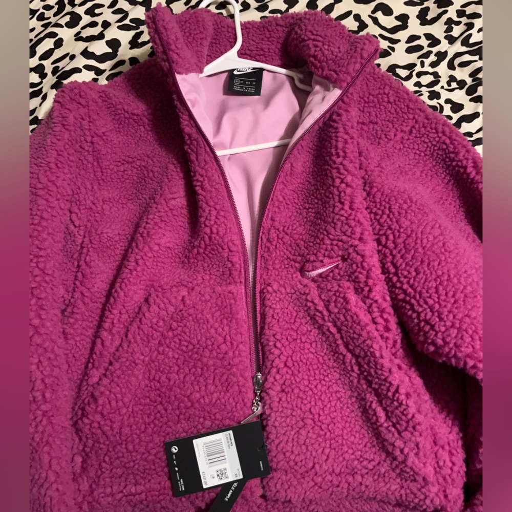 Nike Sherpa zip up. Women’s xs could also fit a S. NWT